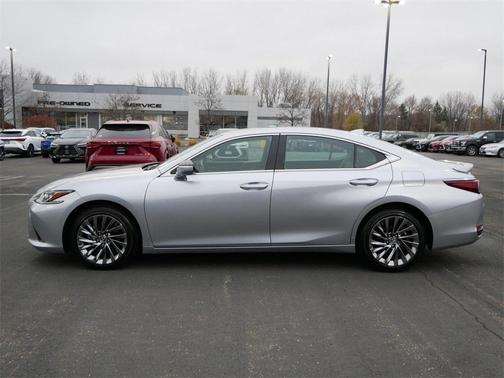 2025 Lexus ES 300h Luxury