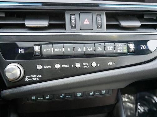 2025 Lexus ES 300h Luxury