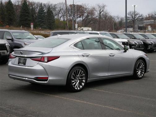 2025 Lexus ES 300h Luxury