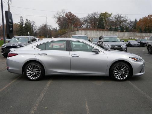 2025 Lexus ES 300h Luxury