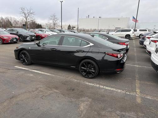 2022 Lexus ES 300h F SPORT