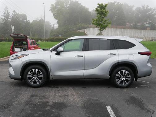 2024 Toyota Highlander Hybrid XLE