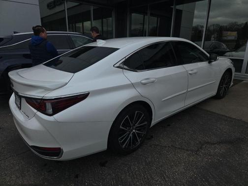 Eminent White Pearl 2023 Lexus ES 250 Base