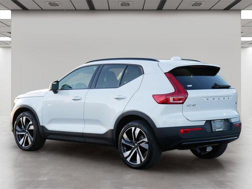 2023 Volvo XC40 B5 Ultimate Dark Theme