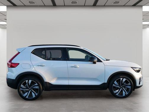 2023 Volvo XC40 B5 Ultimate Dark Theme