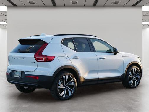 2023 Volvo XC40 B5 Ultimate Dark Theme