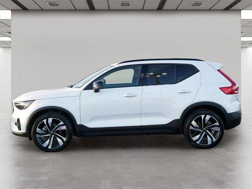 2023 Volvo XC40 B5 Ultimate Dark Theme