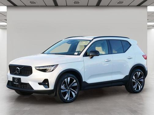 2023 Volvo XC40 B5 Ultimate Dark Theme