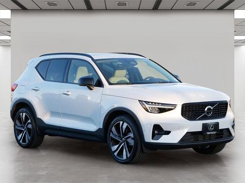 2023 Volvo XC40 B5 Ultimate Dark Theme