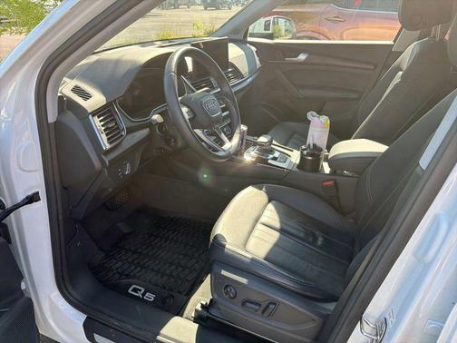 Glacier White Metallic 2023 Audi Q5 45 S line Premium Plus