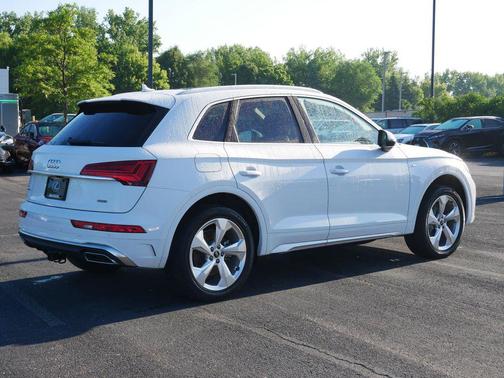 Glacier White Metallic 2023 Audi Q5 45 S line Premium Plus