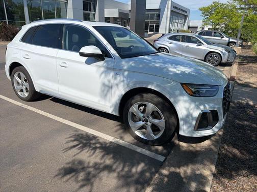 Glacier White Metallic 2023 Audi Q5 45 S line Premium Plus