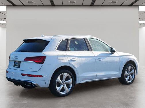 Glacier White Metallic 2023 Audi Q5 45 S line Premium Plus