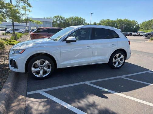 Glacier White Metallic 2023 Audi Q5 45 S line Premium Plus