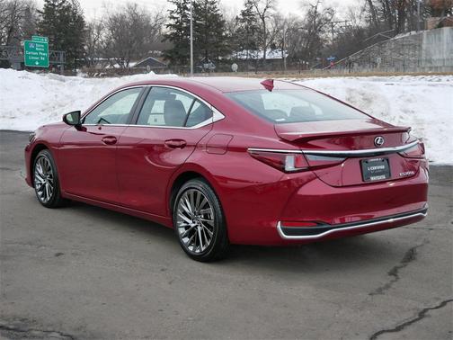 2025 Lexus ES 300h Luxury