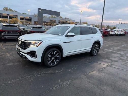 Opal White Pearl 2024 Volkswagen Atlas 2.0T SEL Premium R-Line 4MOTION