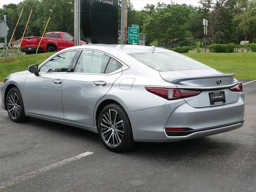 2024 Lexus ES 300h F SPORT Design