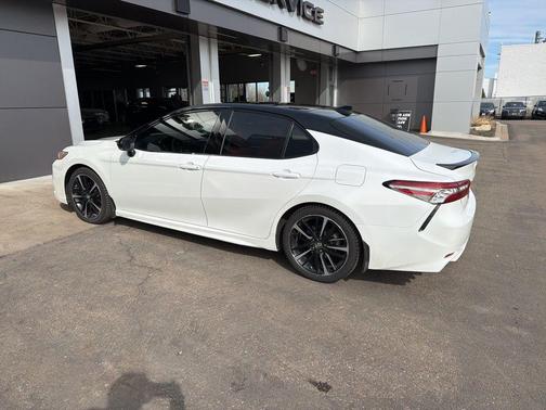 Midnight Black Metallic/Wind Chill 2018 Toyota Camry XSE