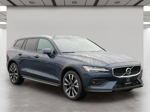 2022 Volvo V60 Cross Country T5