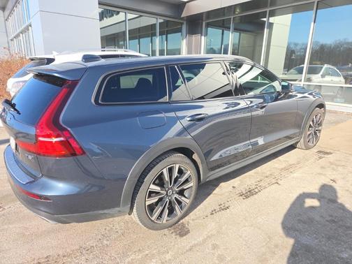 2022 Volvo V60 Cross Country T5