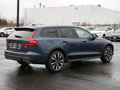 2022 Volvo V60 Cross Country T5