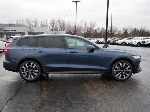2022 Volvo V60 Cross Country T5