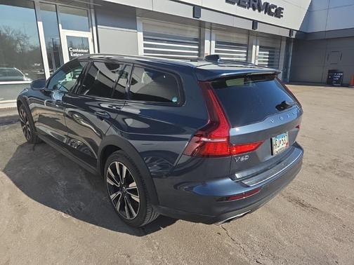 2022 Volvo V60 Cross Country T5