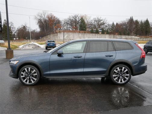 2022 Volvo V60 Cross Country T5