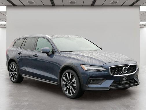2022 Volvo V60 Cross Country T5