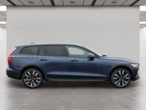 2022 Volvo V60 Cross Country T5