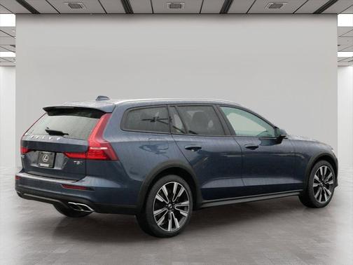 2022 Volvo V60 Cross Country T5