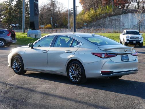 2024 Lexus ES 300h Ultra Luxury