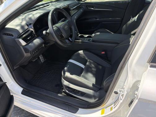 Ice Cap 2025 Toyota Camry SE