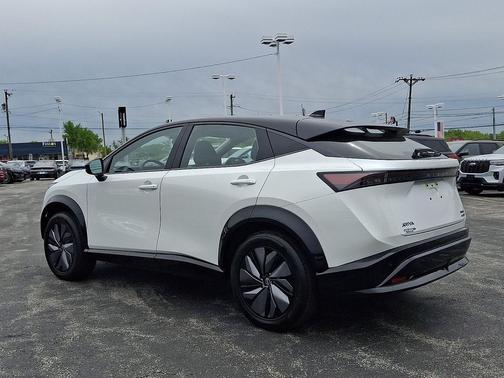 Everest White Pearl Tricoat/Black Diamond Pearl 2024 Nissan ARIYA ENGAGE