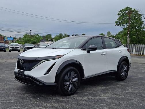 Everest White Pearl Tricoat/Black Diamond Pearl 2024 Nissan ARIYA ENGAGE