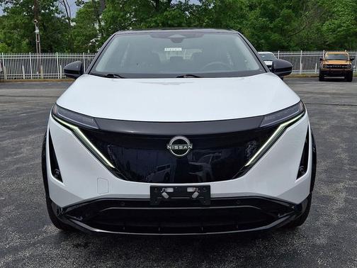 Everest White Pearl Tricoat/Black Diamond Pearl 2024 Nissan ARIYA ENGAGE
