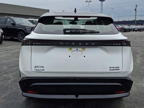 Everest White Pearl Tricoat/Black Diamond Pearl 2024 Nissan ARIYA ENGAGE