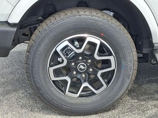 Avalanche Gray 2026 Ford Bronco Outer Banks