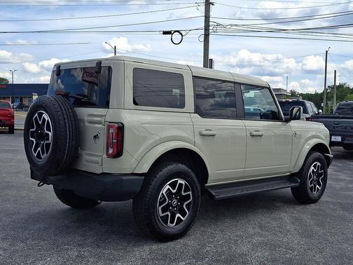 Desert Sand 2025 Ford Bronco Outer Banks