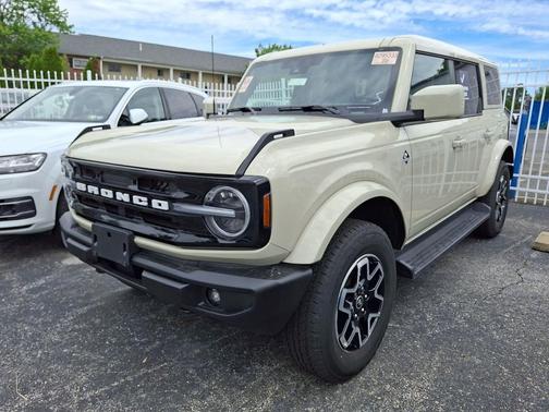 Desert Sand 2025 Ford Bronco Outer Banks
