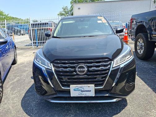Super Black 2025 Nissan Kicks S