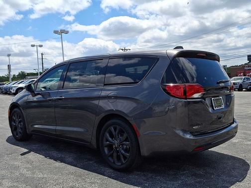 Granite Crystal Metallic Clearcoat 2020 Chrysler Pacifica Touring