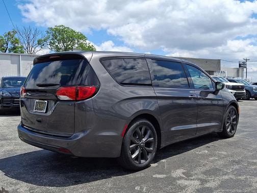 Granite Crystal Metallic Clearcoat 2020 Chrysler Pacifica Touring