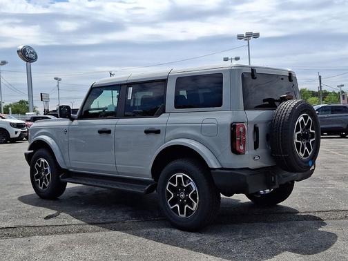 Avalanche Gray 2026 Ford Bronco Outer Banks