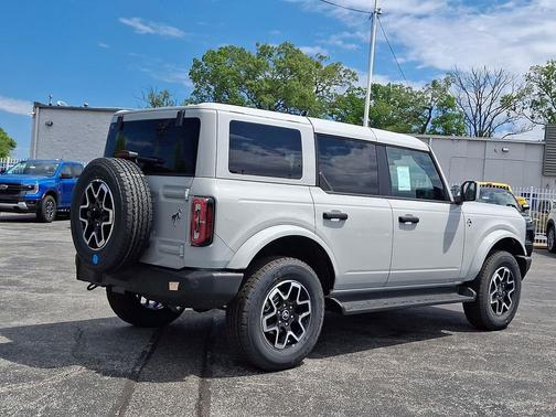 Avalanche Gray 2026 Ford Bronco Outer Banks
