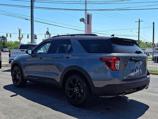 Carbonized Gray Metallic 2022 Ford Explorer ST-Line