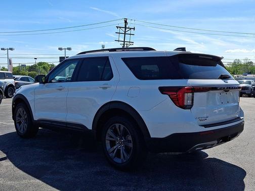 Star White Metallic Tri-Coat 2026 Ford Explorer Active