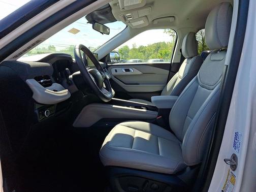 Star White Metallic Tri-Coat 2026 Ford Explorer Active