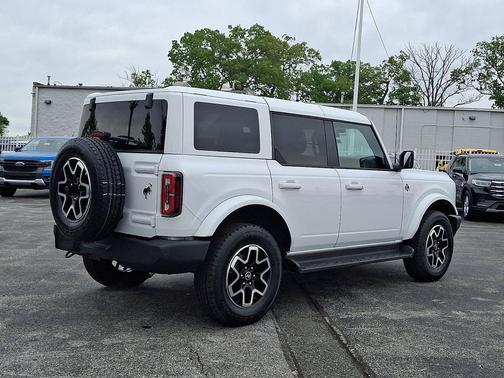 Oxford White 2025 Ford Bronco Outer Banks