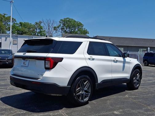 Star White Metallic Tri-Coat 2026 Ford Explorer ST-Line
